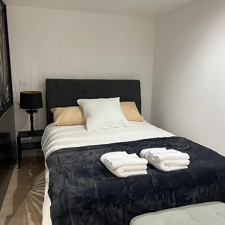 Проживание в семье Place A 2 Minutes Du Metro Excellente Localisation Париж