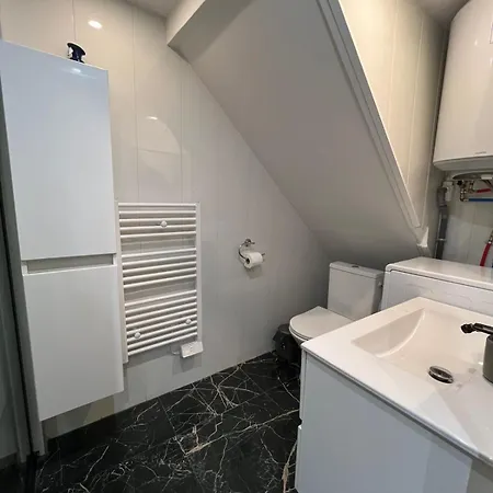 Quarto em Acomodações Particulares Place A 2 Minutes Du Metro Excellente Localisation